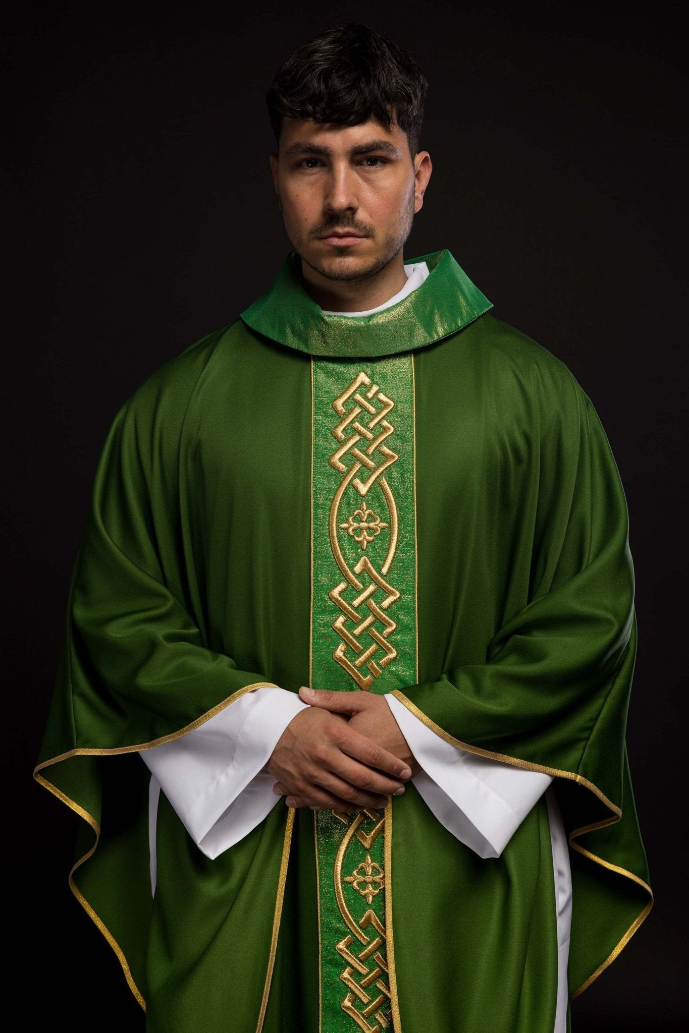 Richly embroidered green chasuble KOR/266/01/53 - HAFTINAUSA.COM