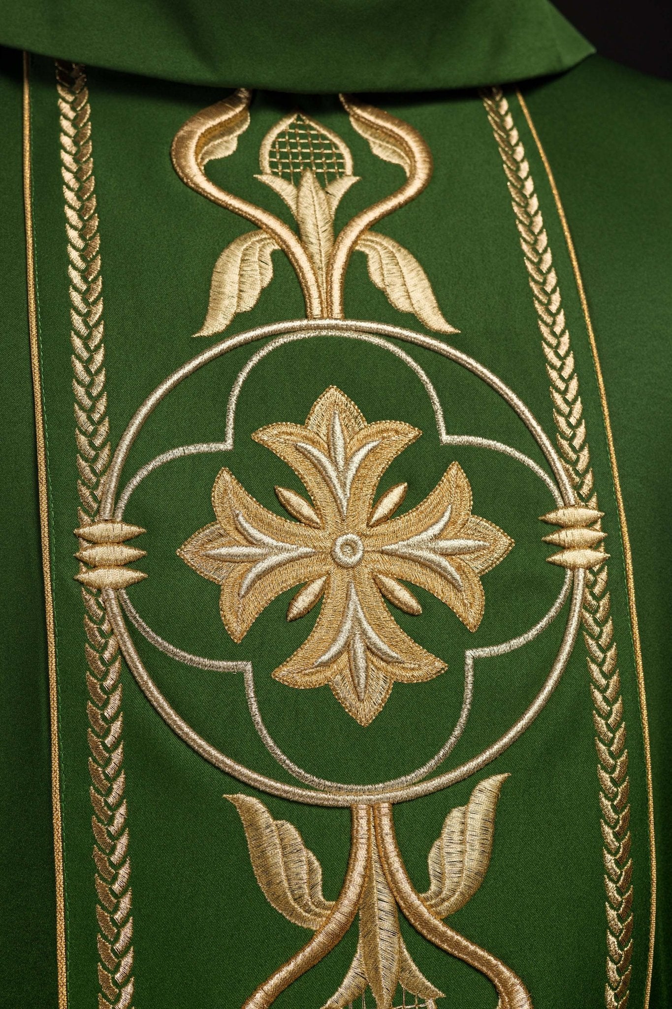Richly embroidered green chasuble KOR/267/01/53 - CHASUBLES.COM