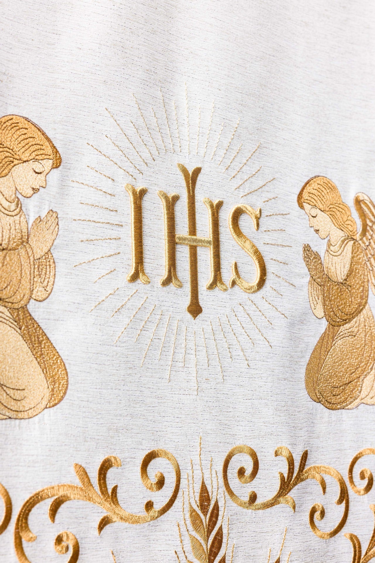 Richly embroidered IHS lectern cloth in ecru LE/8048/05 55*250 - CHASUBLES.COM