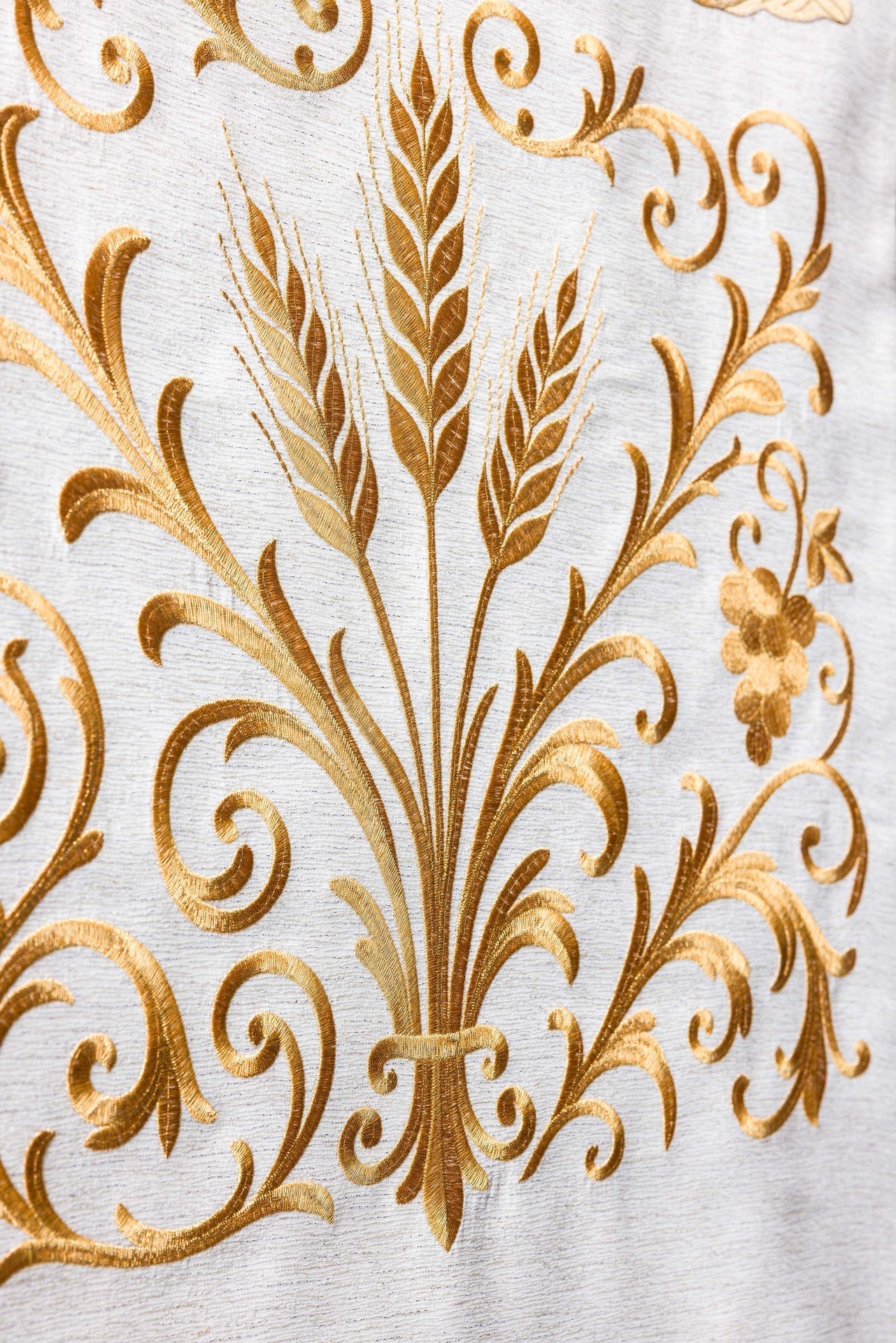 Richly embroidered IHS lectern cloth in ecru LE/8048/05 55*250 - CHASUBLES.COM