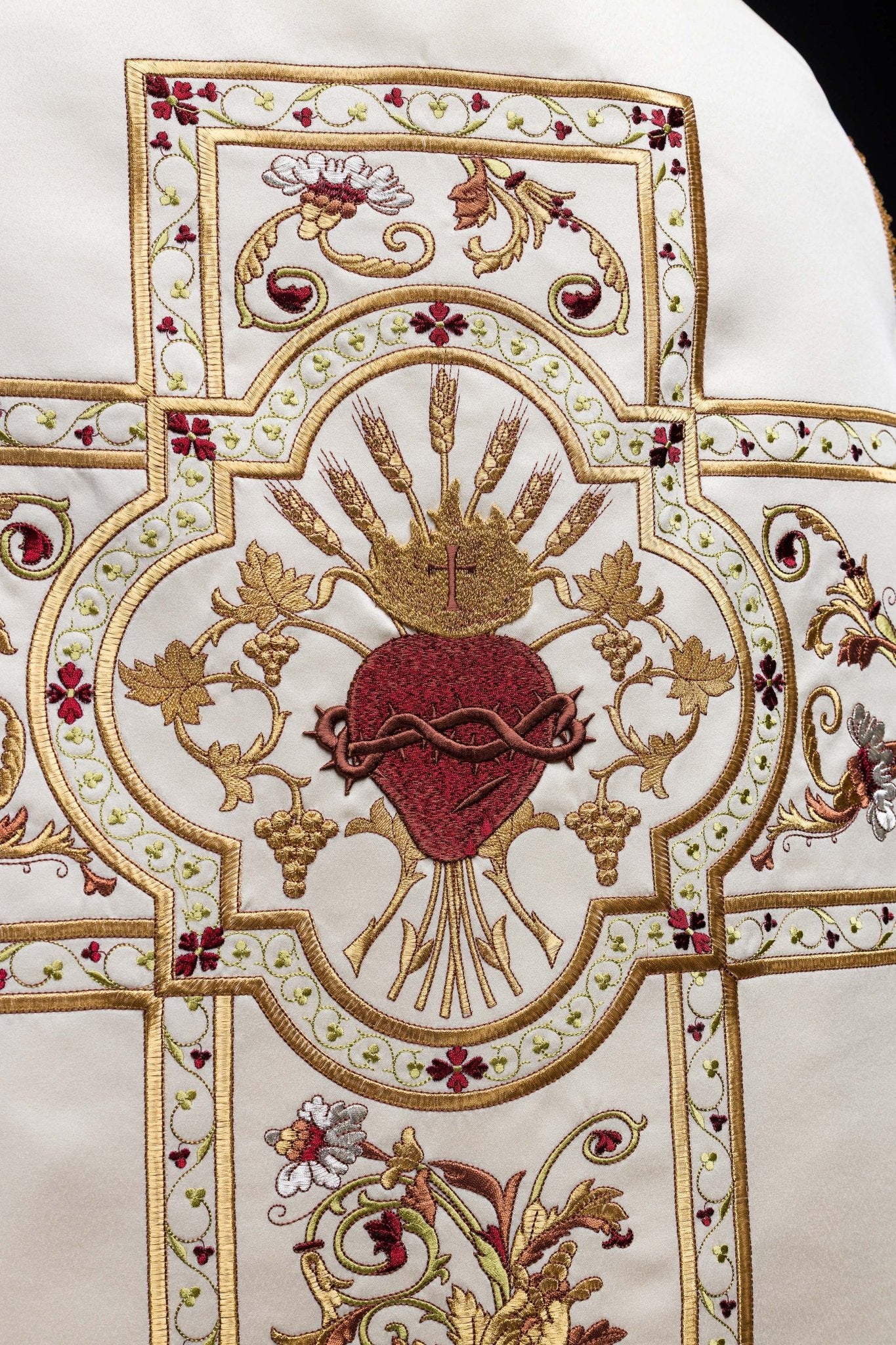 Roman Chasuble embroidered with the Sacred Heart of Jesus in ecru KOR/199/05/20 - CHASUBLES.COM
