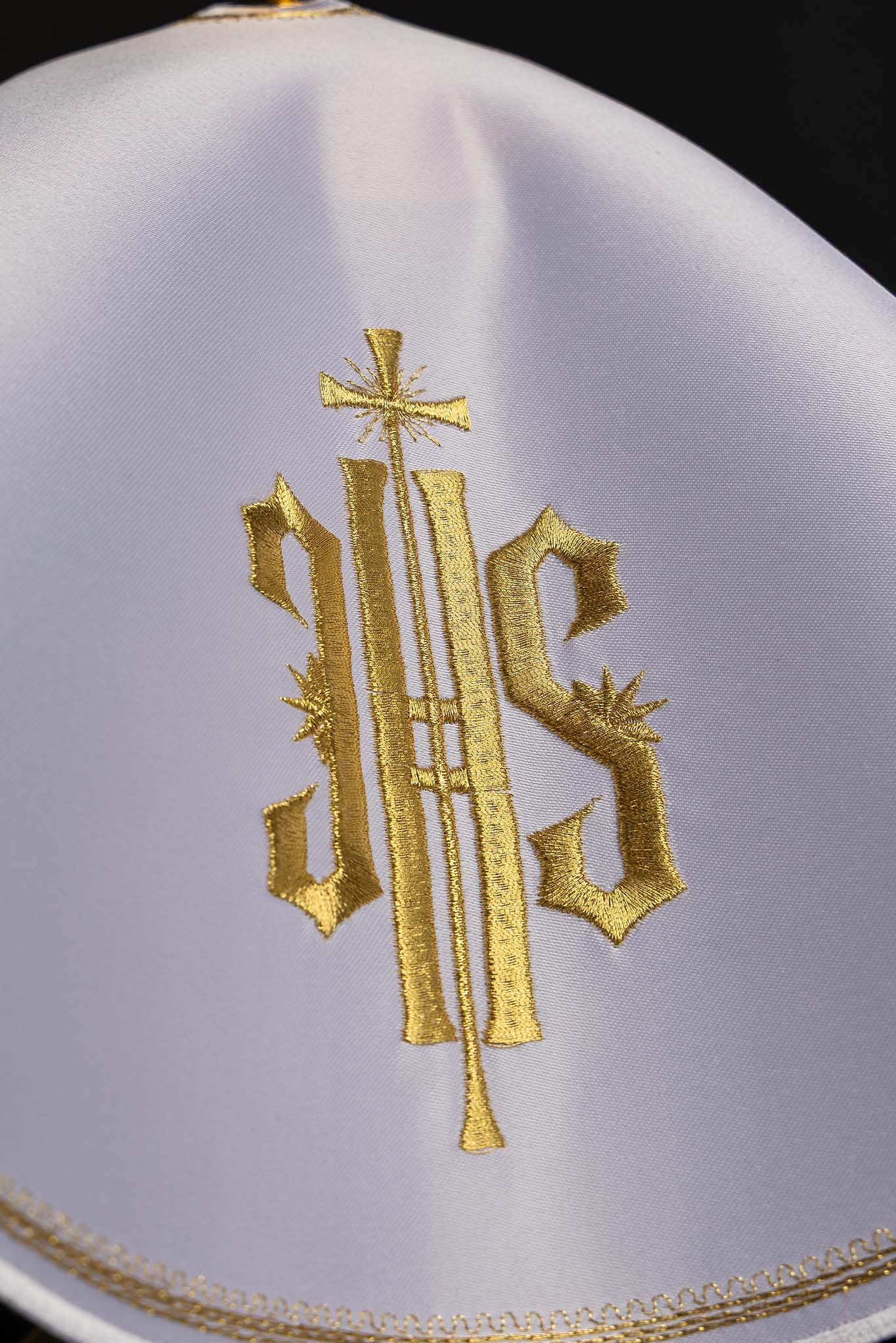Round veil for the pyx with embroidered IHS motif KWE/029/O/04 53cm BIAŁY - CHASUBLES.COM