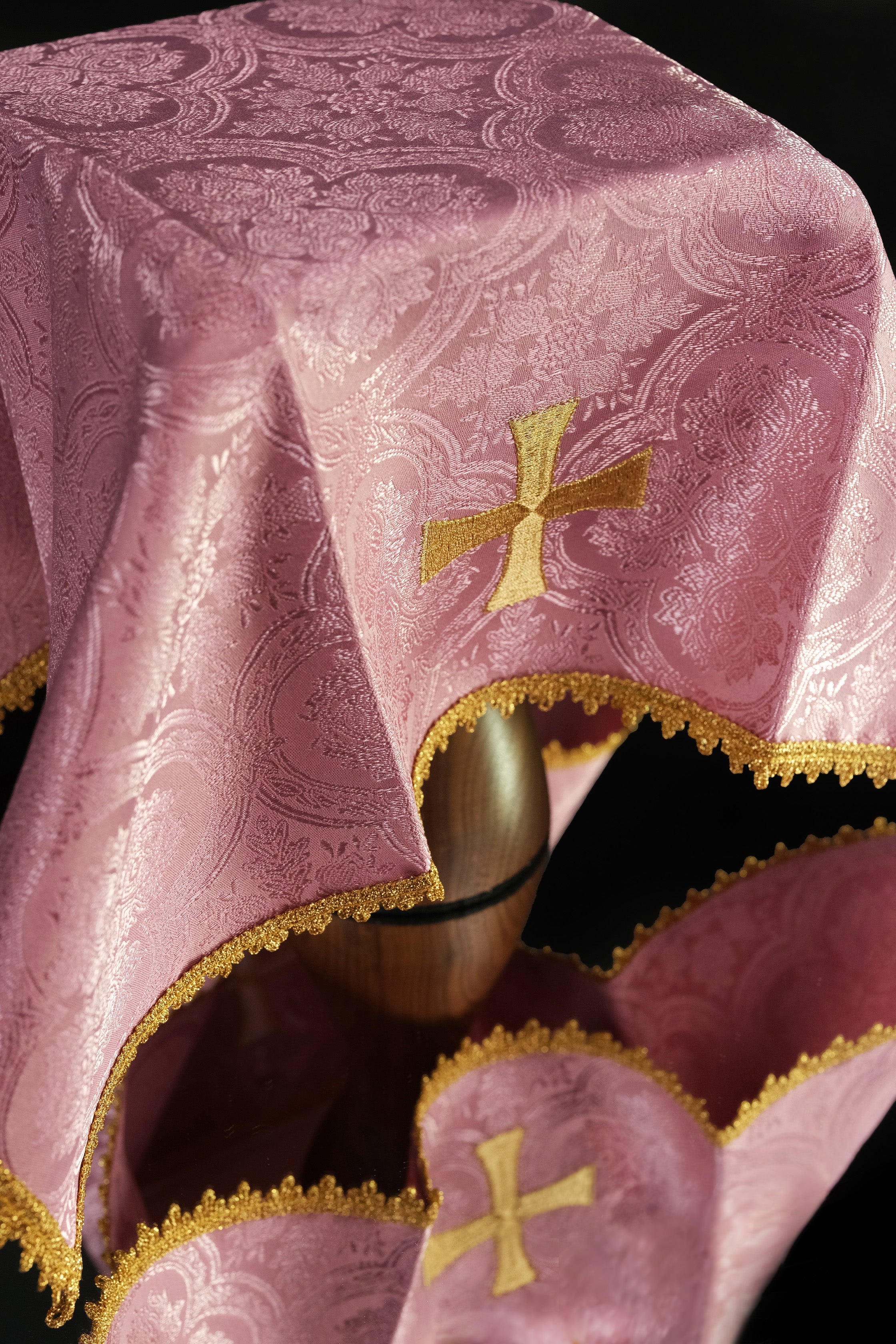 Pink chalice veil with a cross symbol on jacquard fabric