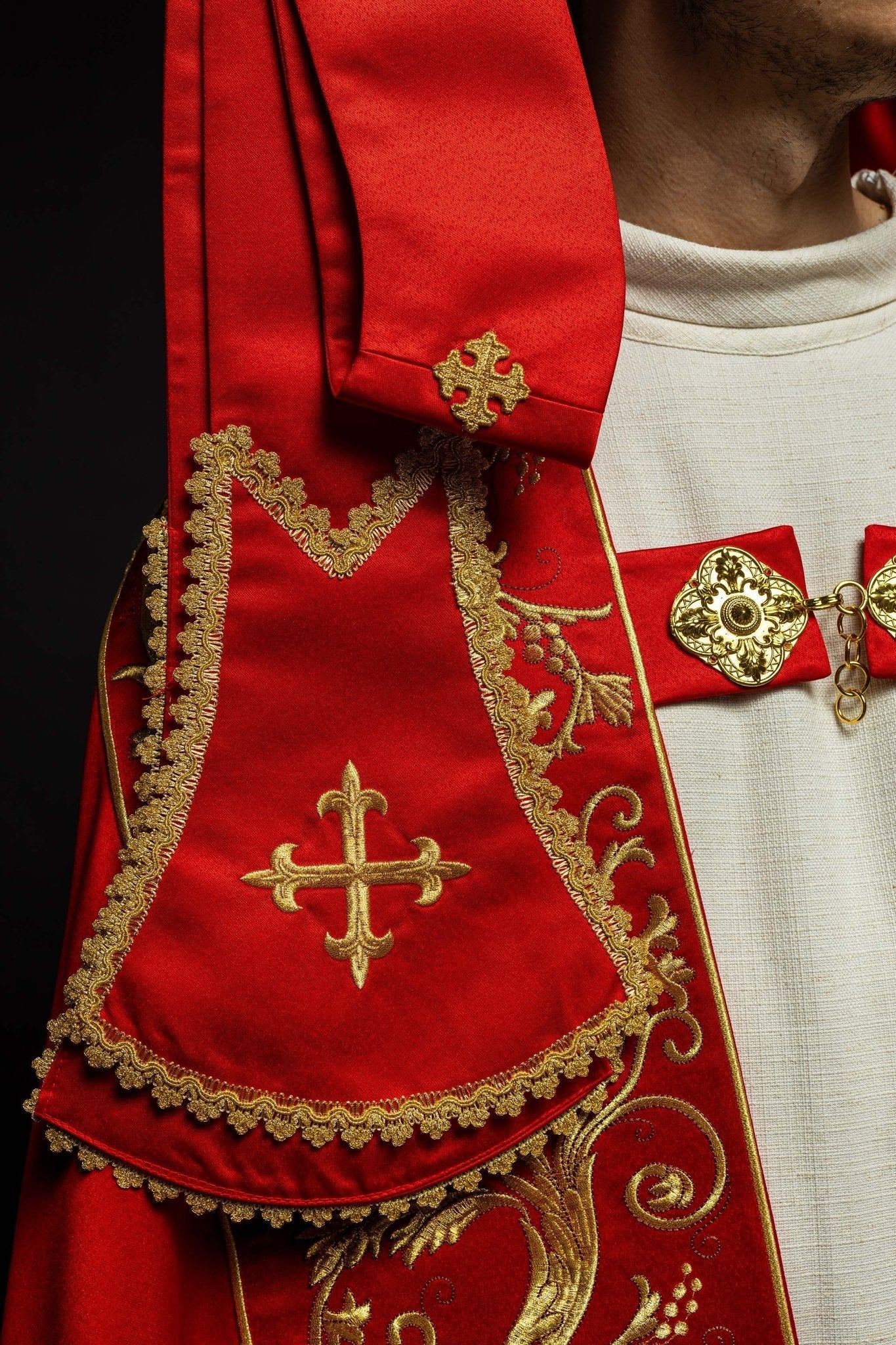 Satin Roman cape, red, with embroidered heart of Jesus KKP/026/02/20 150 cm - HAFTINAUSA.COM