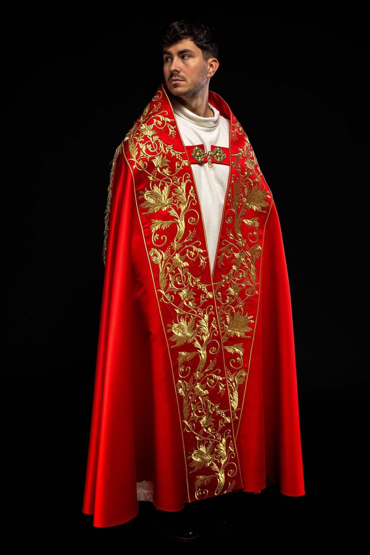 Satin Roman cape red with embroidered heart of Jesus