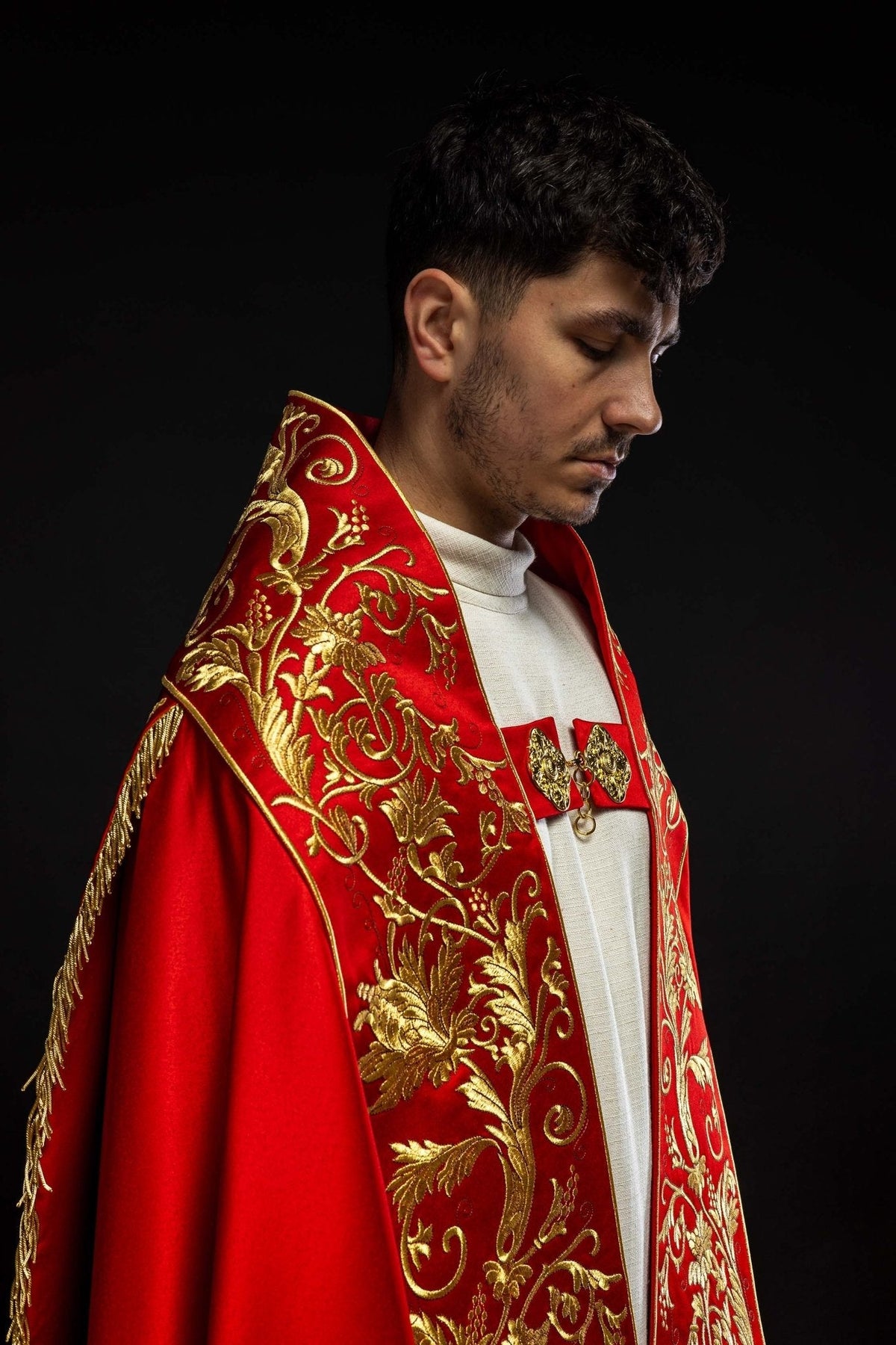 Satin Roman cape red with embroidered heart of Jesus