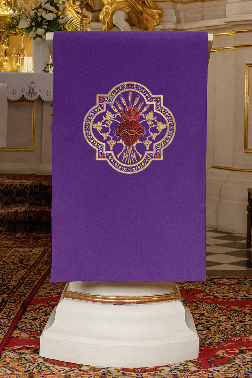 Purple lectern cover embroidered with a purple Sacred Heart motif - HAFTINAUSA.COM
