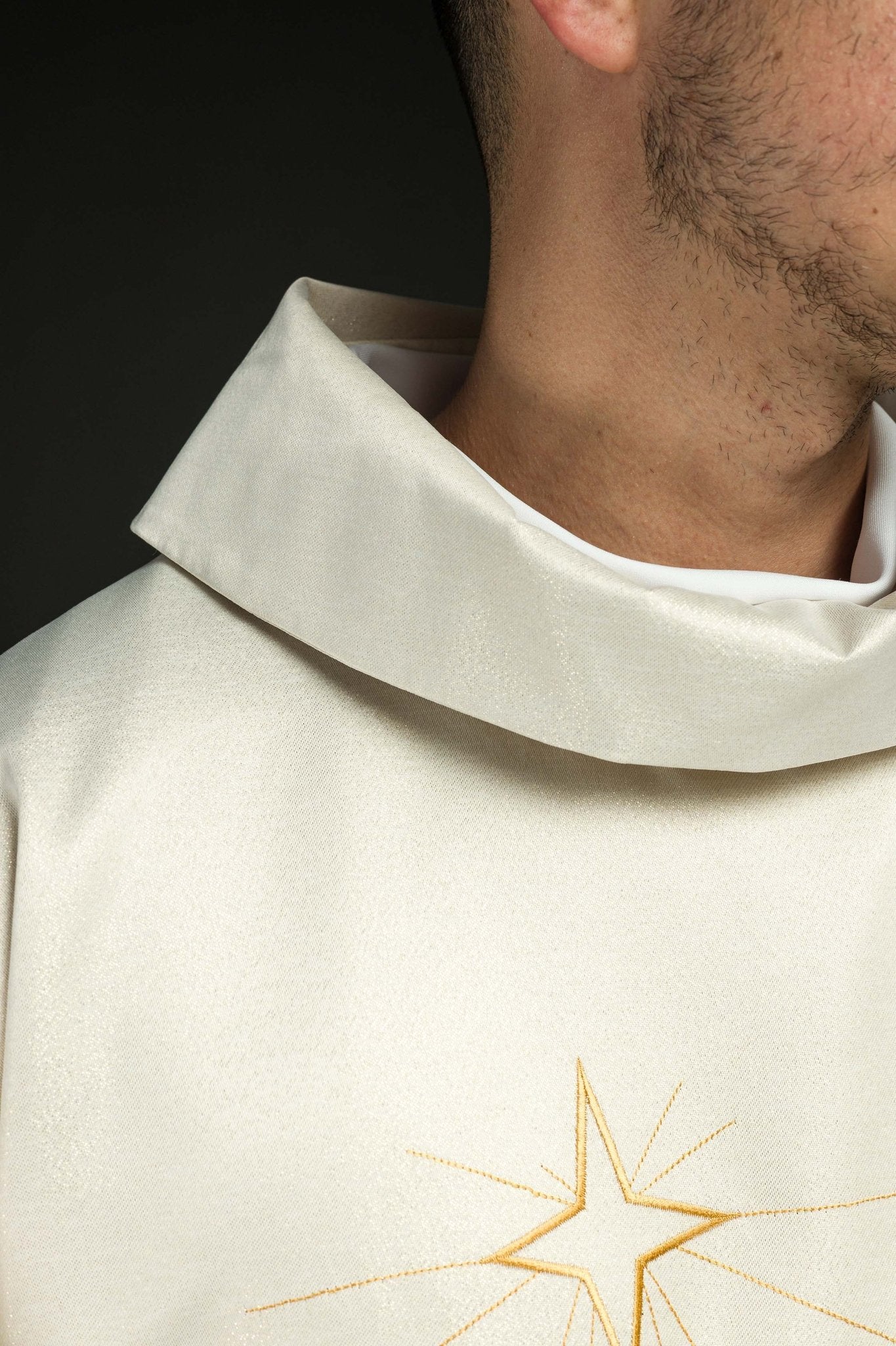 Shiny chasuble with an image of the Three Kings KDT/7011/05/54 ECRU - CHASUBLES.COM