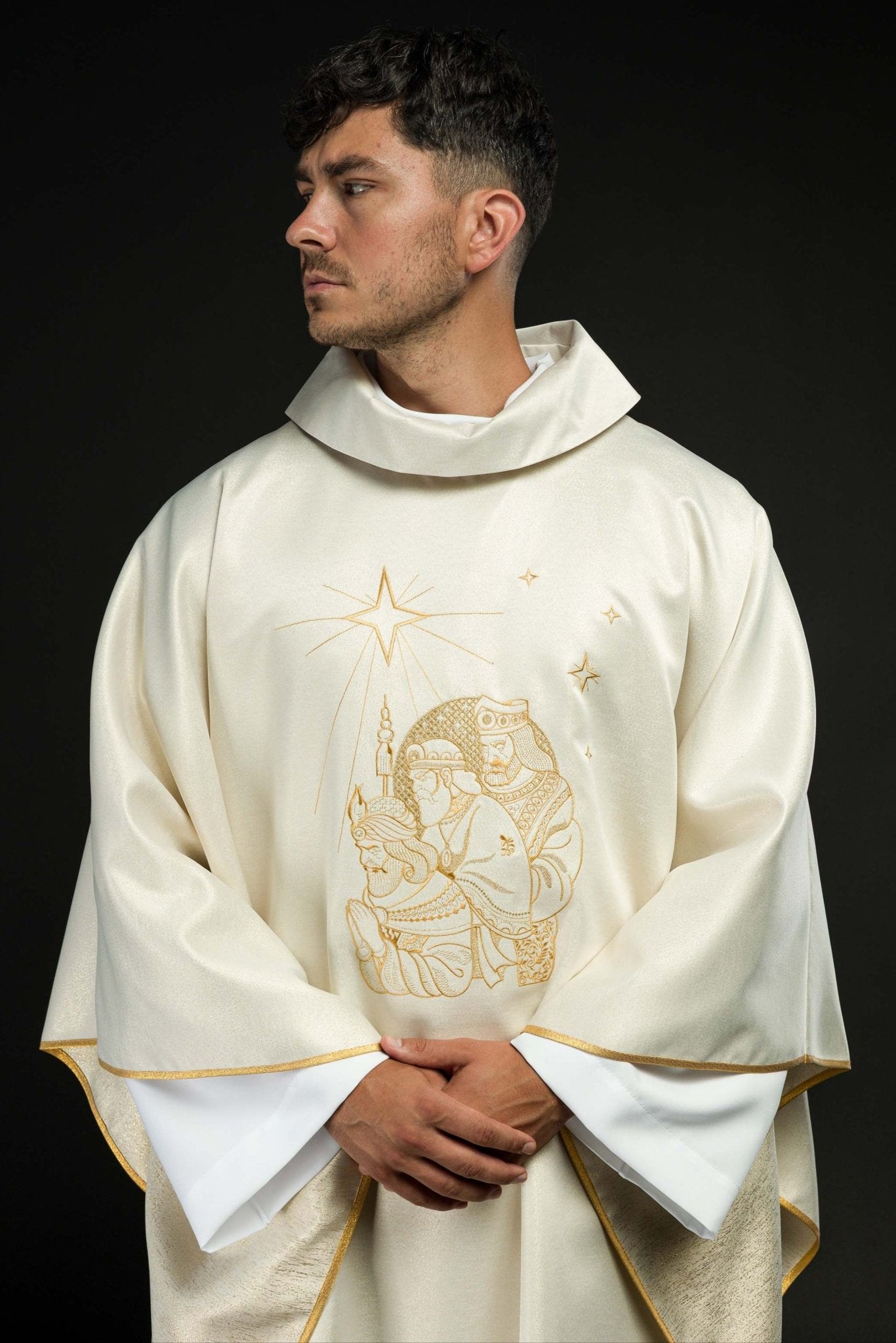 Shiny chasuble with an image of the Three Kings KDT/7011/05/54 ECRU - CHASUBLES.COM