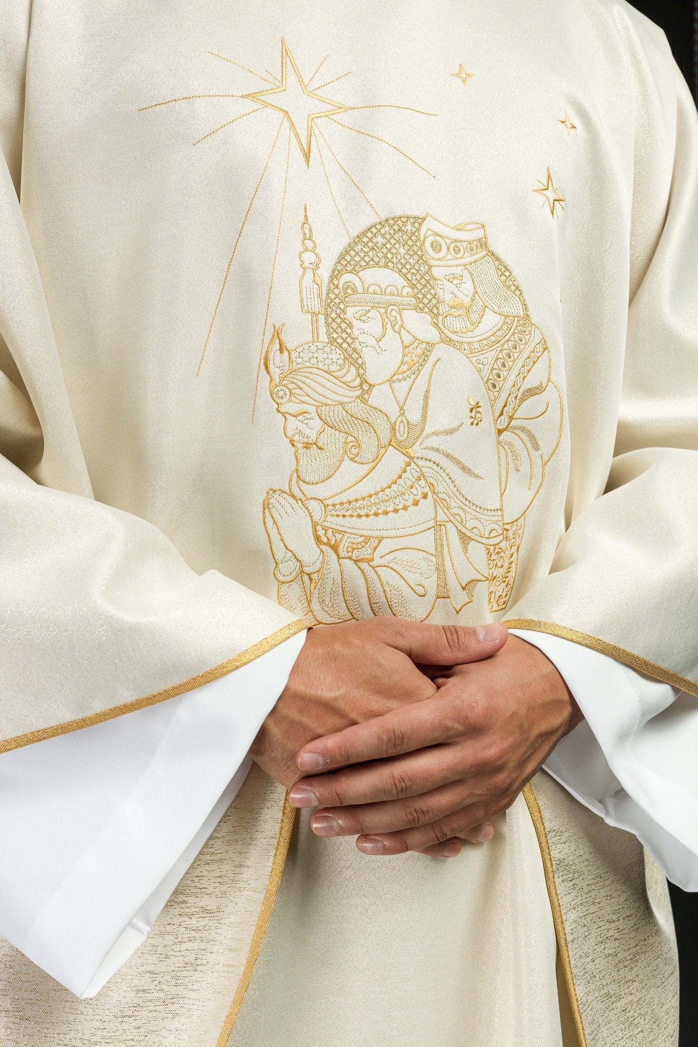 Shiny chasuble with an image of the Three Kings KDT/7011/05/54 ECRU - CHASUBLES.COM