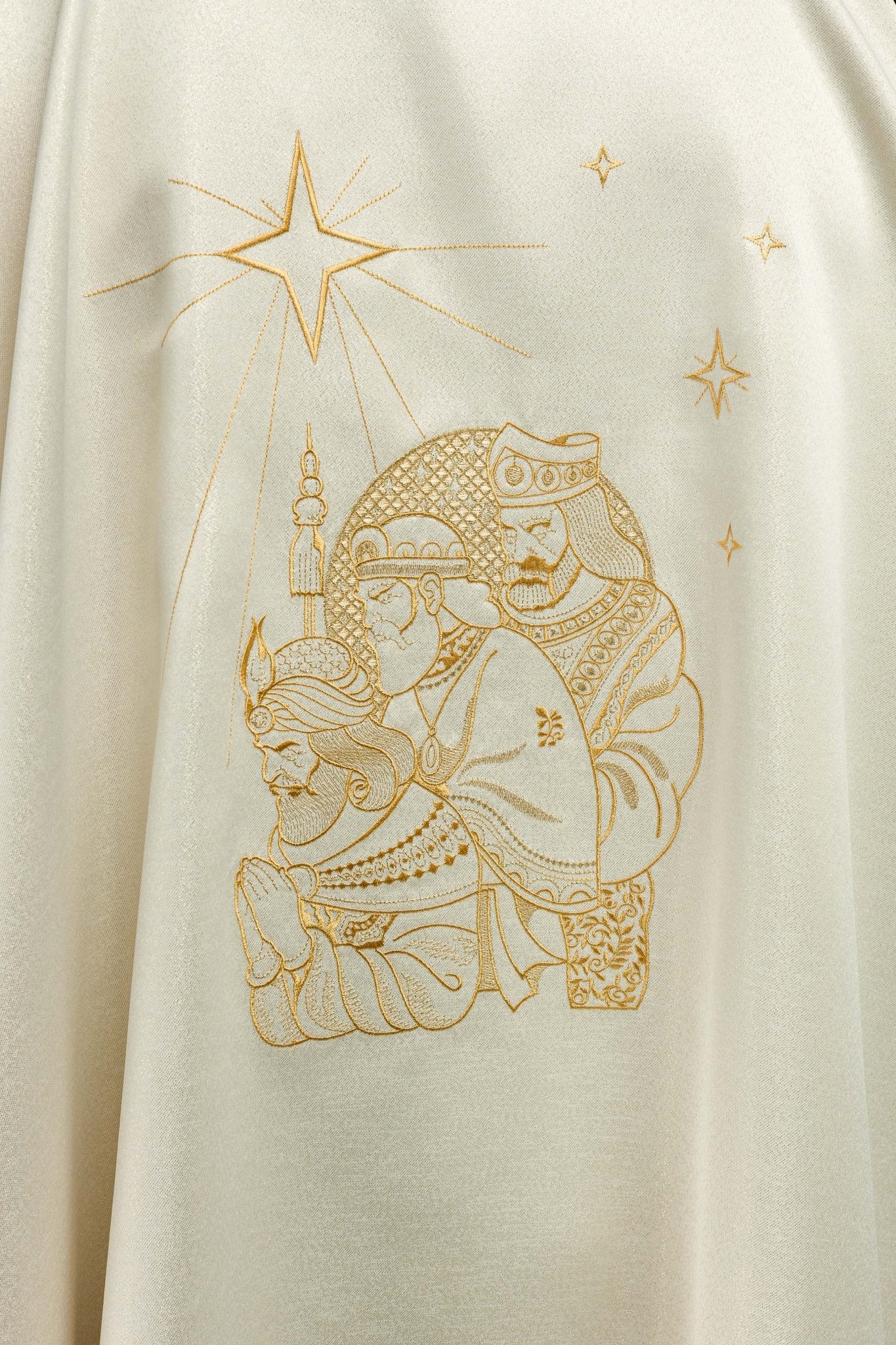 Shiny chasuble with an image of the Three Kings KDT/7011/05/54 ECRU - CHASUBLES.COM