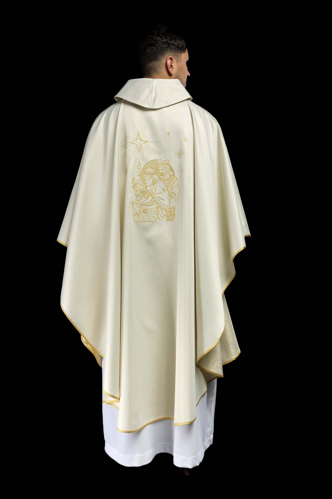 Shiny chasuble with an image of the Three Kings KDT/7011/05/54 ECRU - CHASUBLES.COM