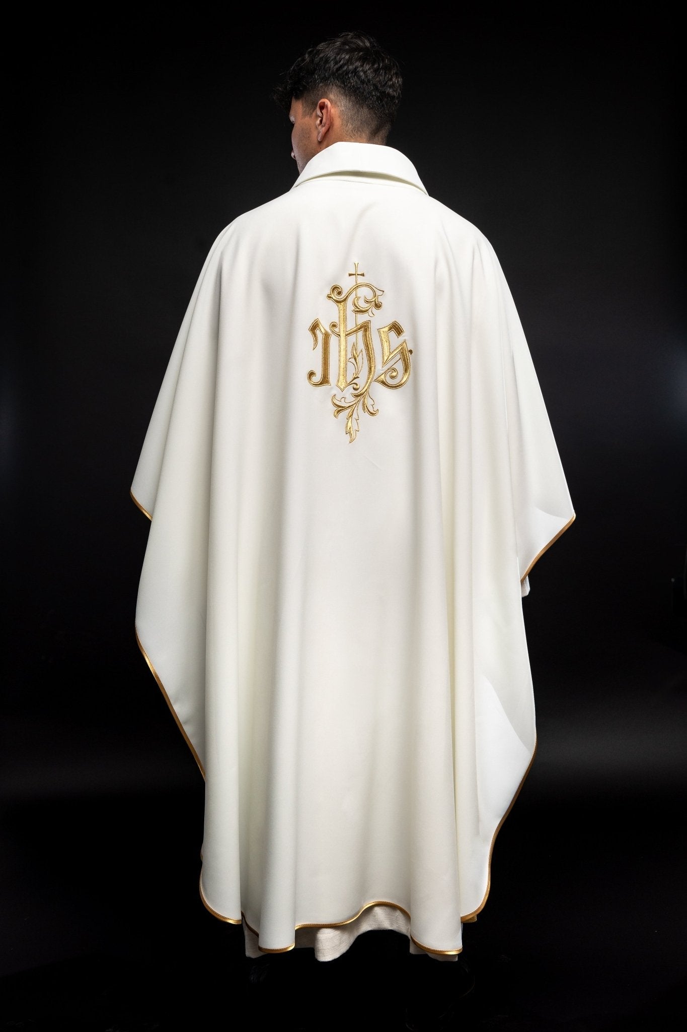 Simple ecru chasuble with gold JHS KOR/032/05/12 ECRU - HAFTINAUSA.COM