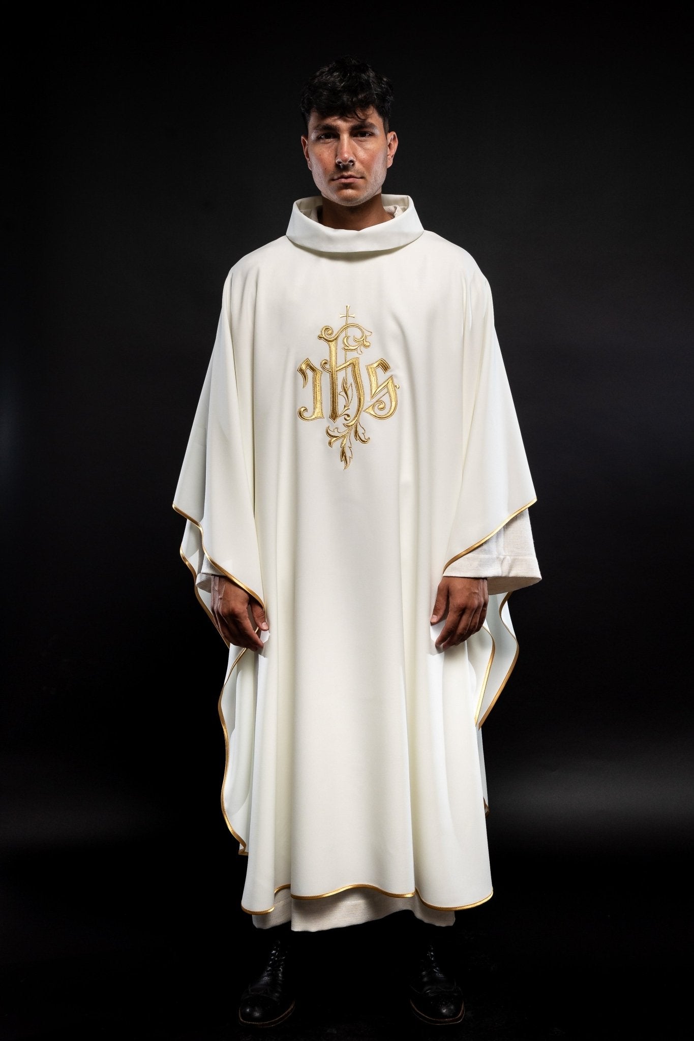 Simple ecru chasuble with gold JHS KOR/032/05/12 ECRU - HAFTINAUSA.COM