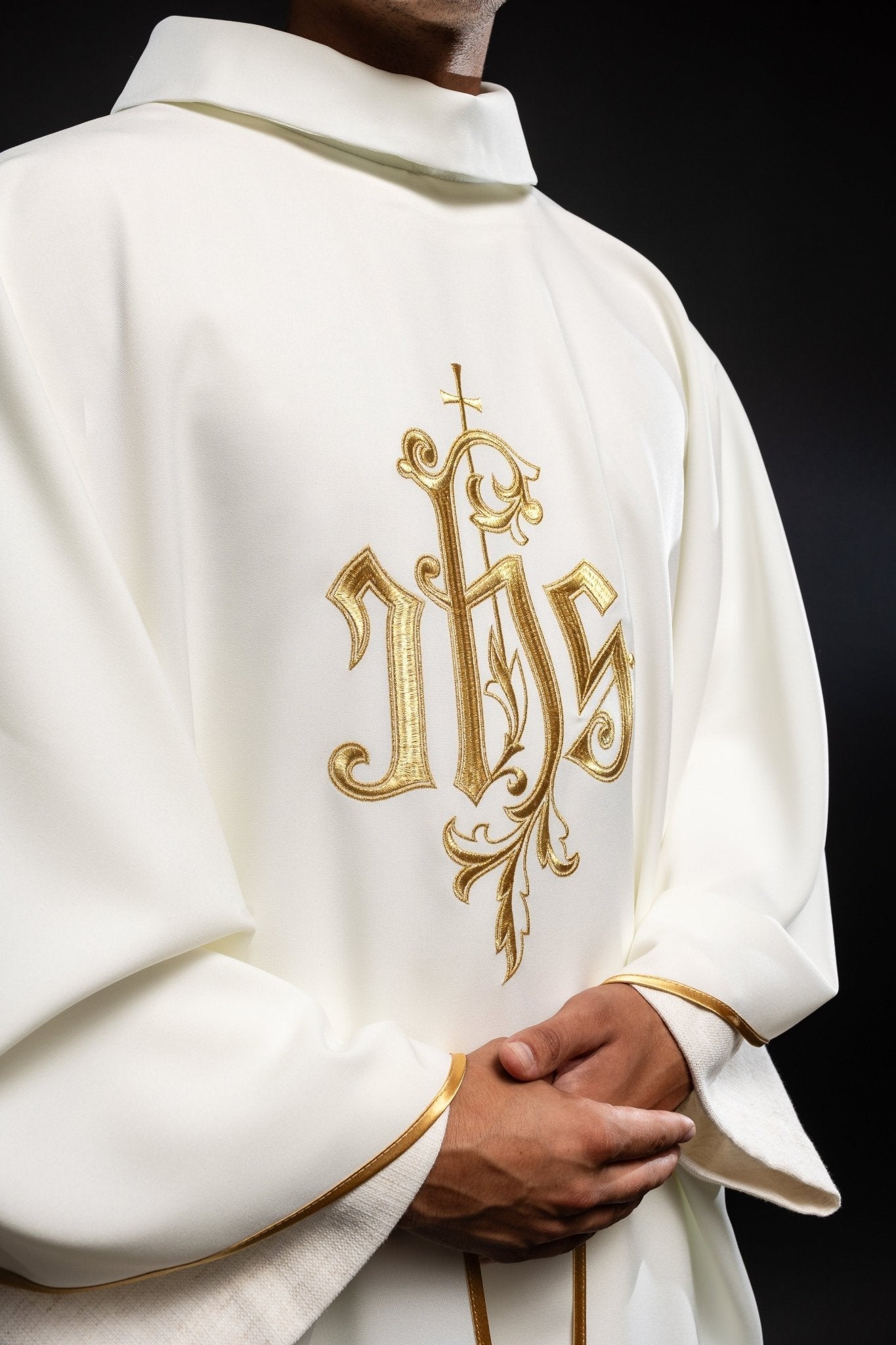 Simple ecru chasuble with gold JHS KOR/032/05/12 ECRU - HAFTINAUSA.COM