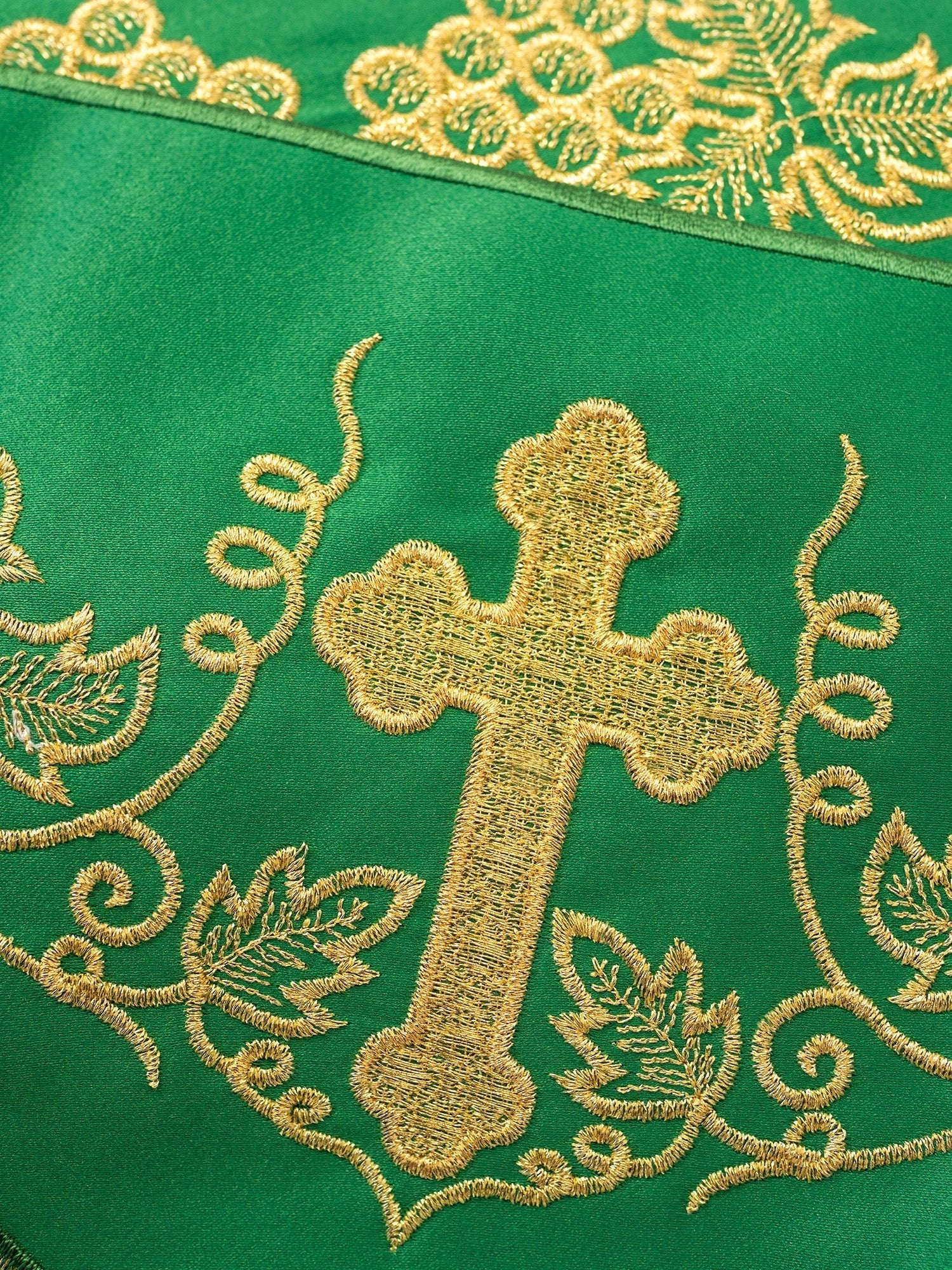 Superfrontal in green with Cross and Grapes embroidery KOM/020/01 15cm 3,5m - HAFTINAUSA.COM