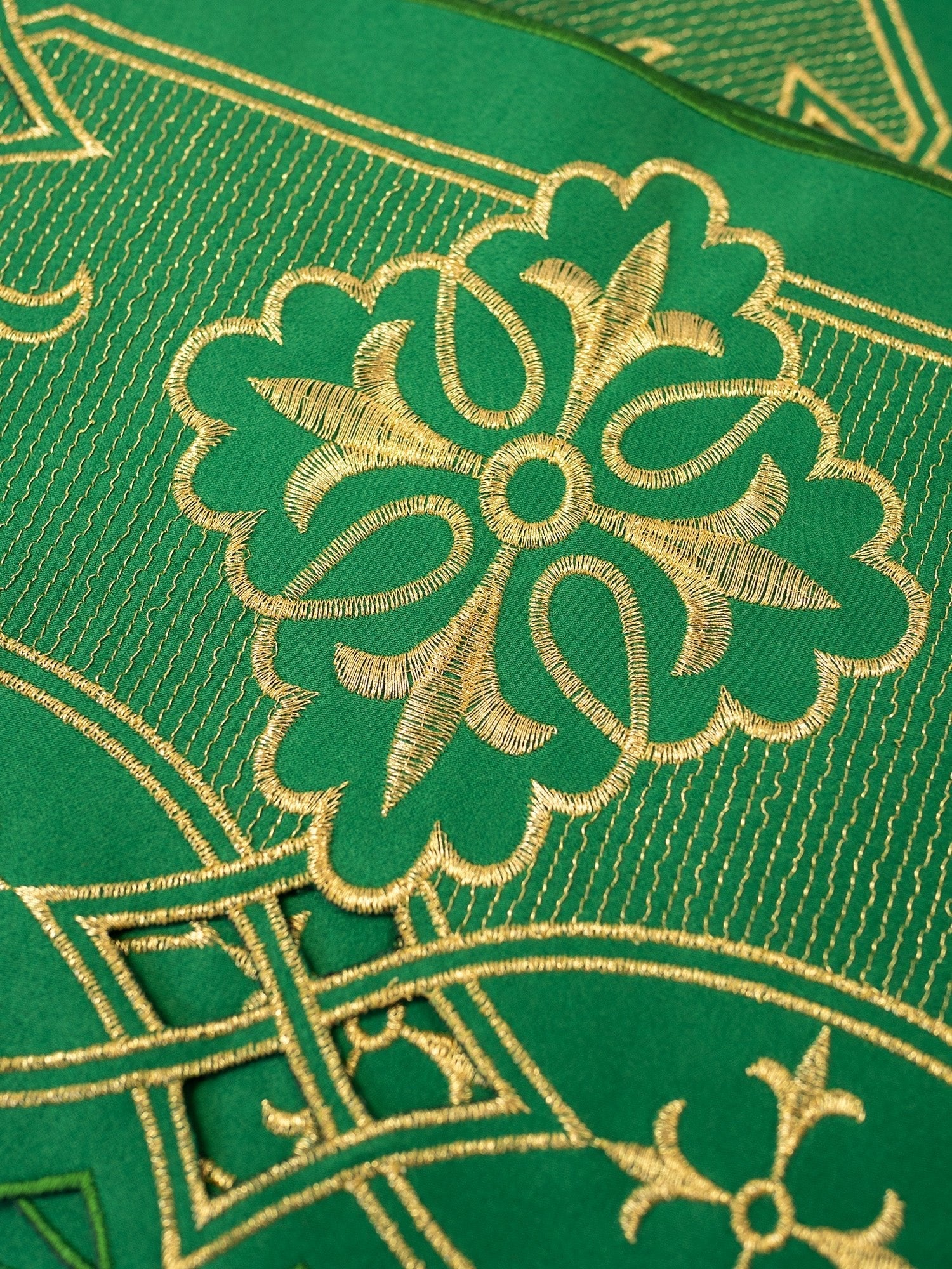 Trimmings with front embroidery Rosette in green KOM/030/01 9cm 3,5m - HAFTINAUSA.COM