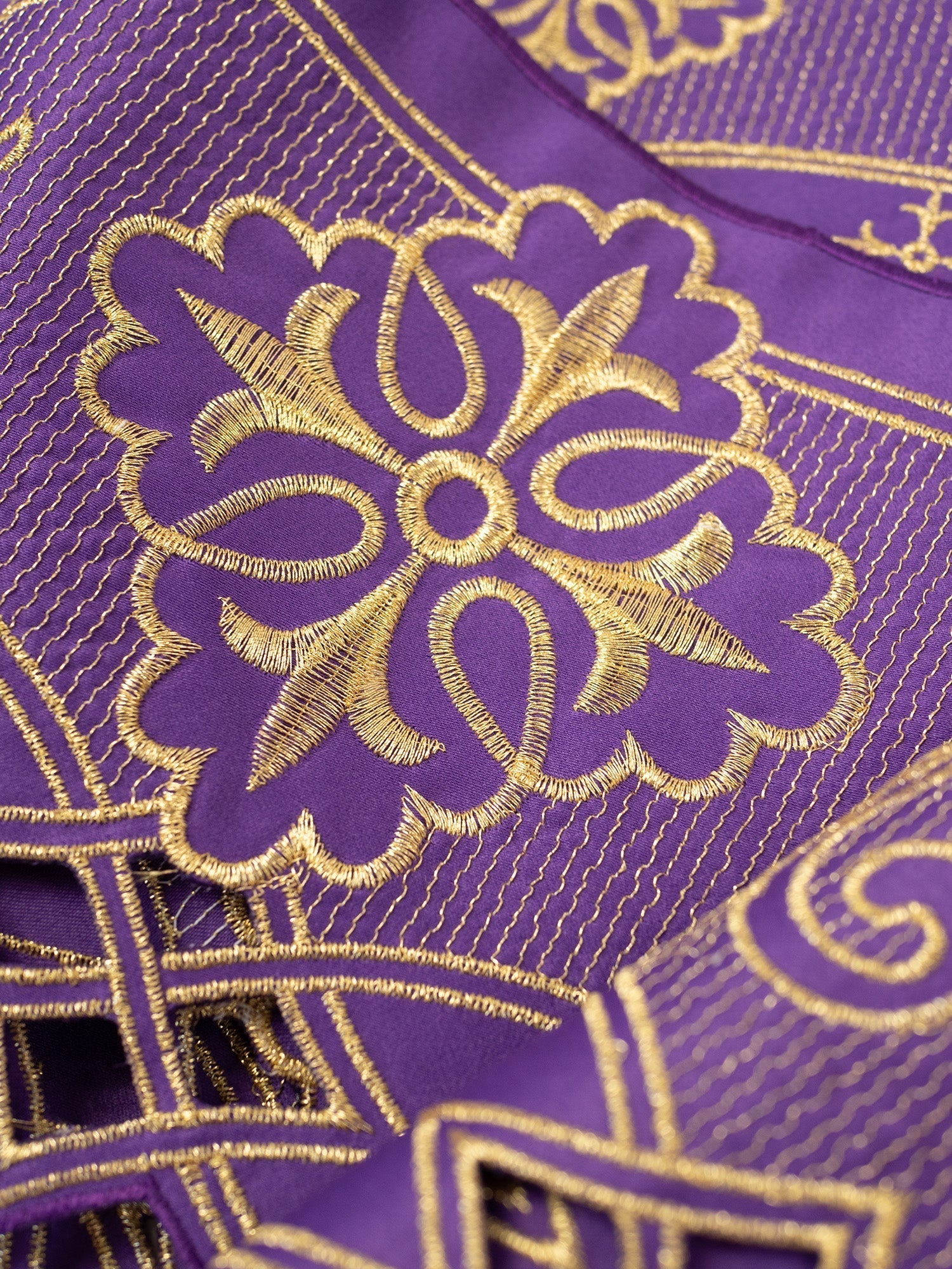 Trimmings with front embroidery Rosette in violet KOM/030/03 9cm 3,5m - HAFTINAUSA.COM