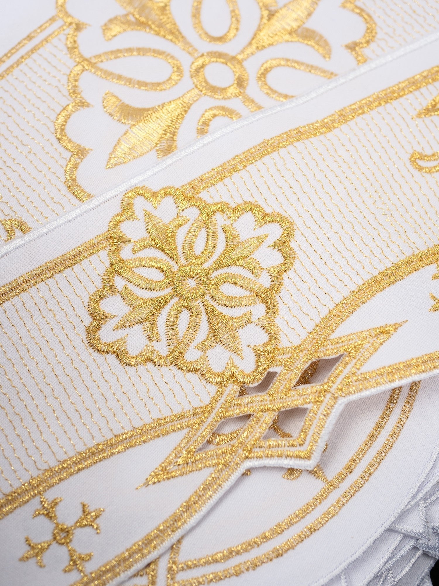 Trimmings with front embroidery Rosette in white KOM/030/04 9cm 3,5m - HAFTINAUSA.COM