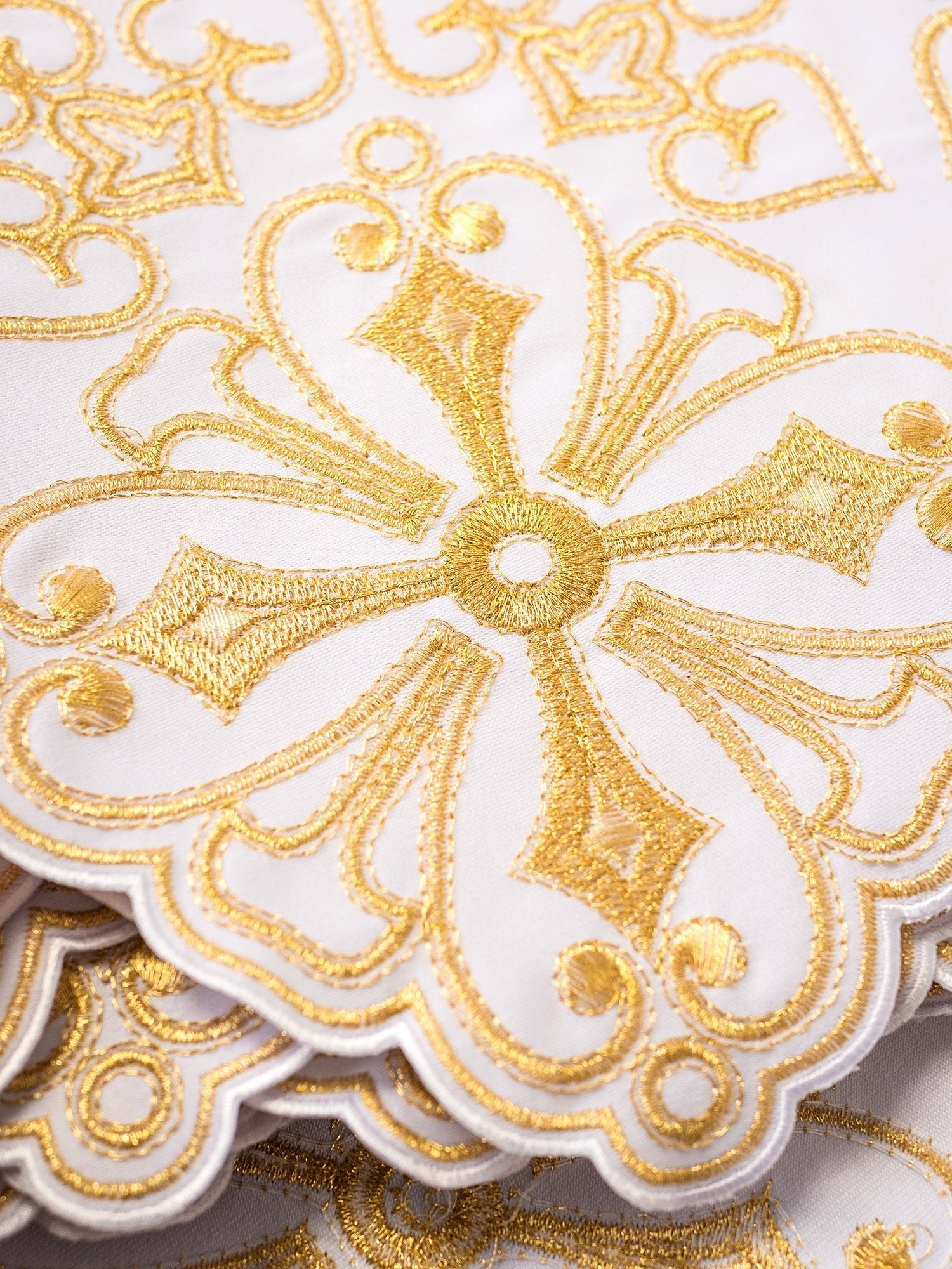Trimmings with front embroidery Rosette in white KOM/038/04 22cm 3,5m - HAFTINAUSA.COM