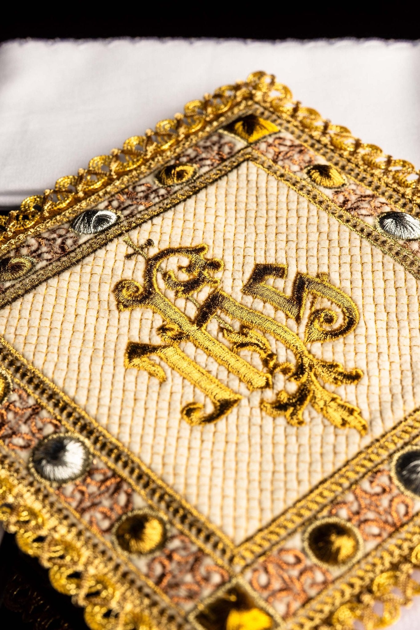 Velvet chalice set in ecru color with embroidered IHS symbol S-5567-C4 - CHASUBLES.COM