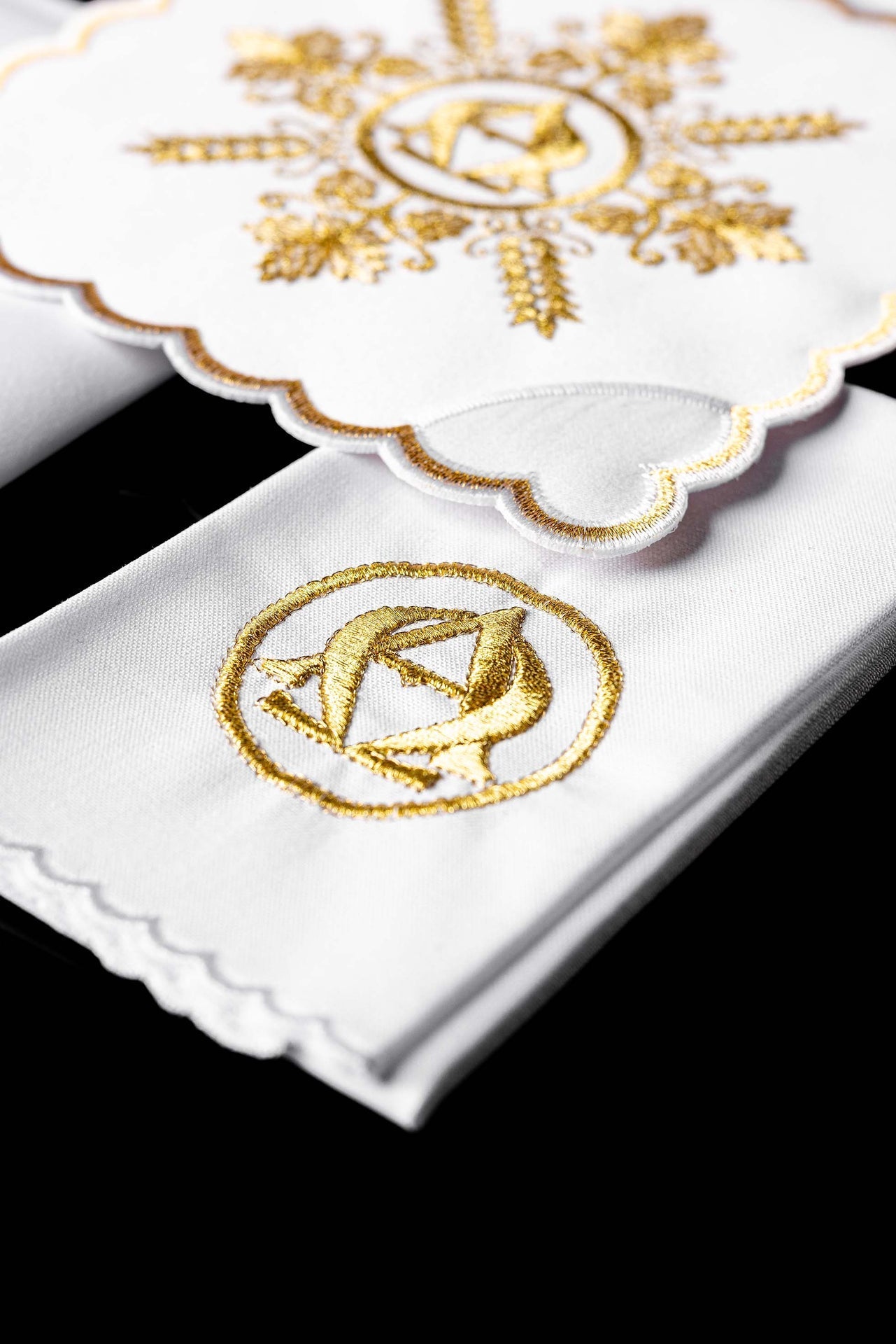 White Chalice Linen Set embroidered with an Alpha and Omega motif KDT/5031/04 - CHASUBLES.COM