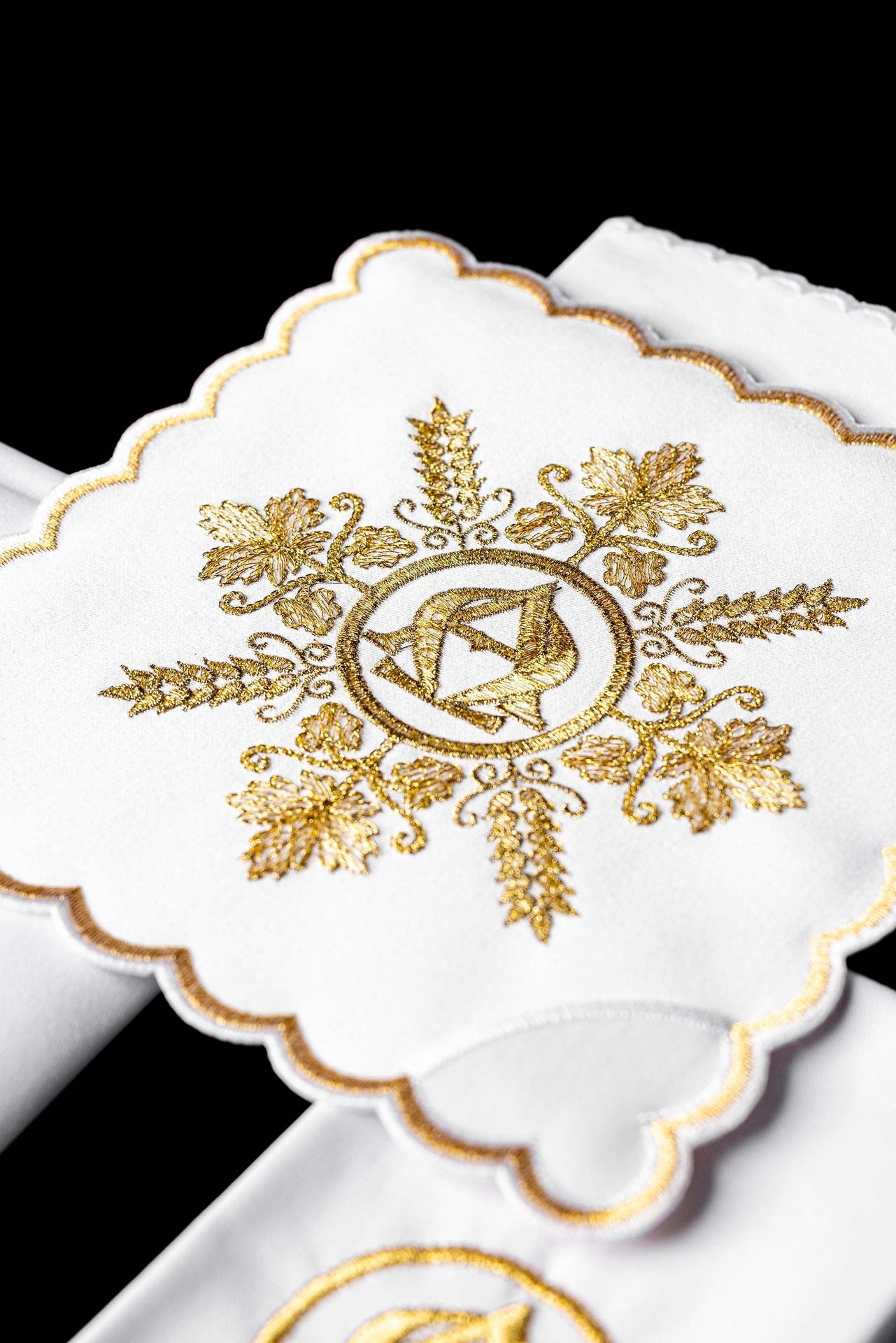 White Chalice Linen Set embroidered with an Alpha and Omega motif KDT/5031/04 - CHASUBLES.COM