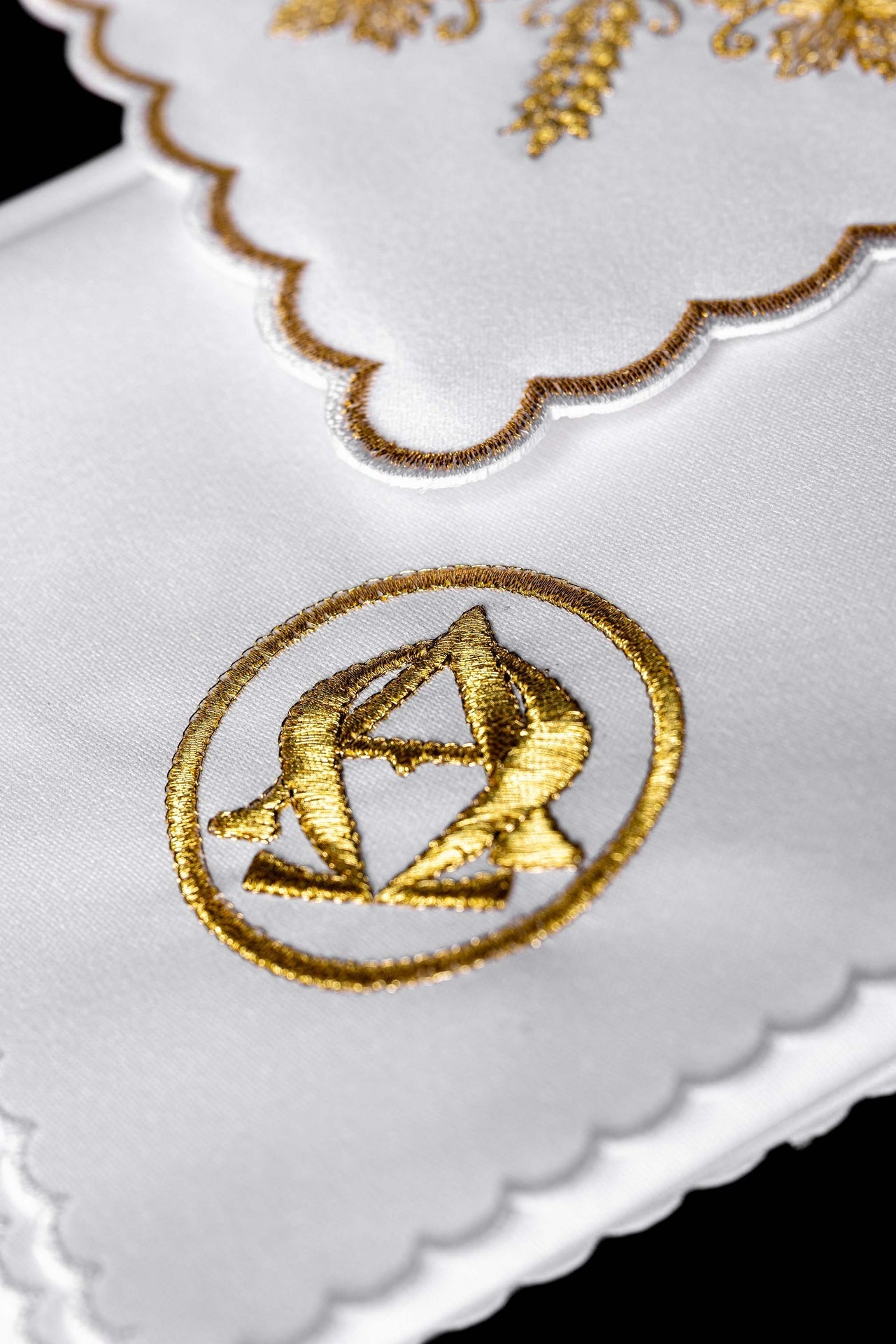 White Chalice Linen Set embroidered with an Alpha and Omega motif KDT/5031/04 - CHASUBLES.COM