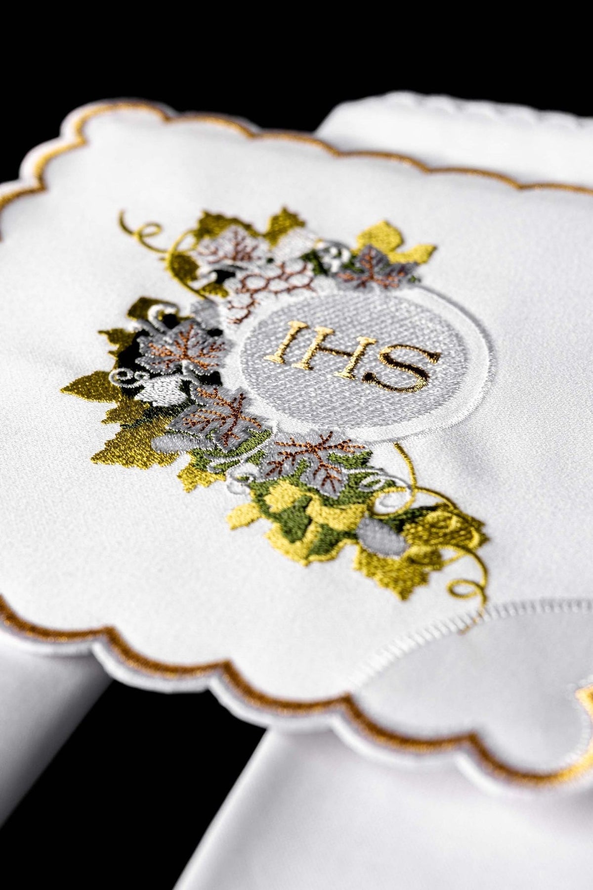 White Chalice Linen Set Embroidered with the IHS Motif KDT/5033/04 - CHASUBLES.COM