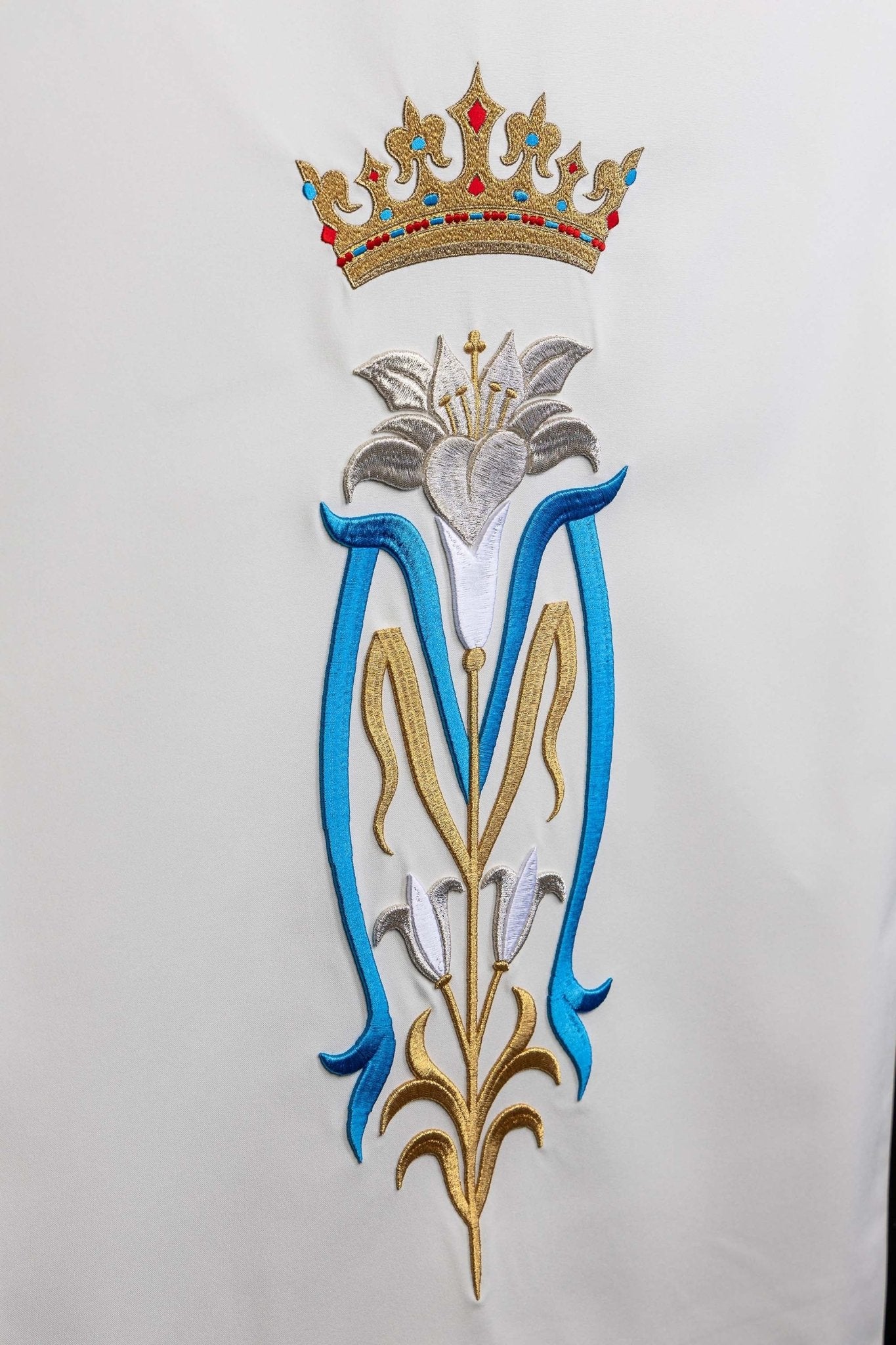 White lectern cover embroidered with a white Marian motif KMO/022/04/01 BIAŁY 55*250 - CHASUBLES.COM