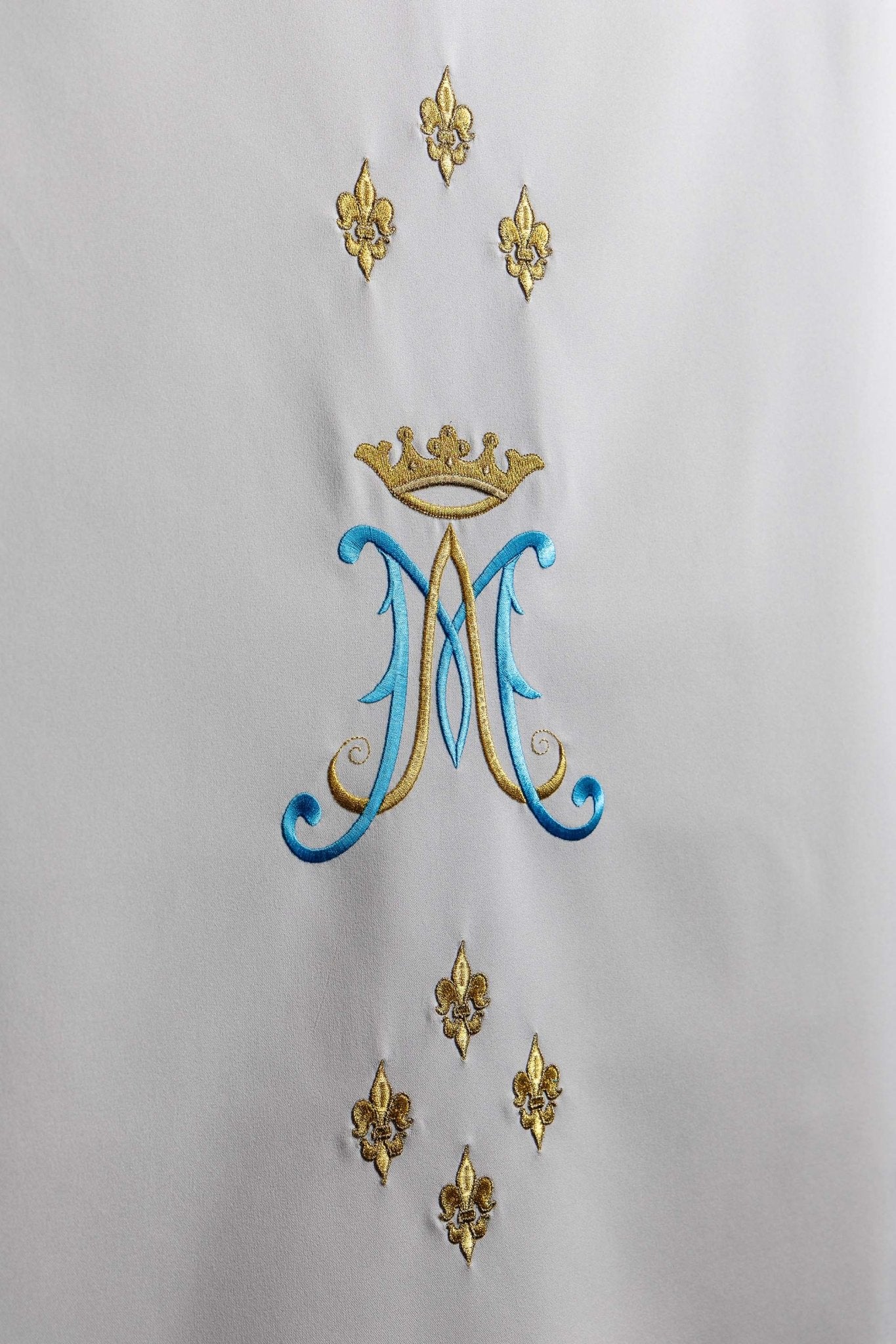 White lectern cover embroidered with a white Marian motif KMO/017/04/01 BIAŁY 55*250 - CHASUBLES.COM