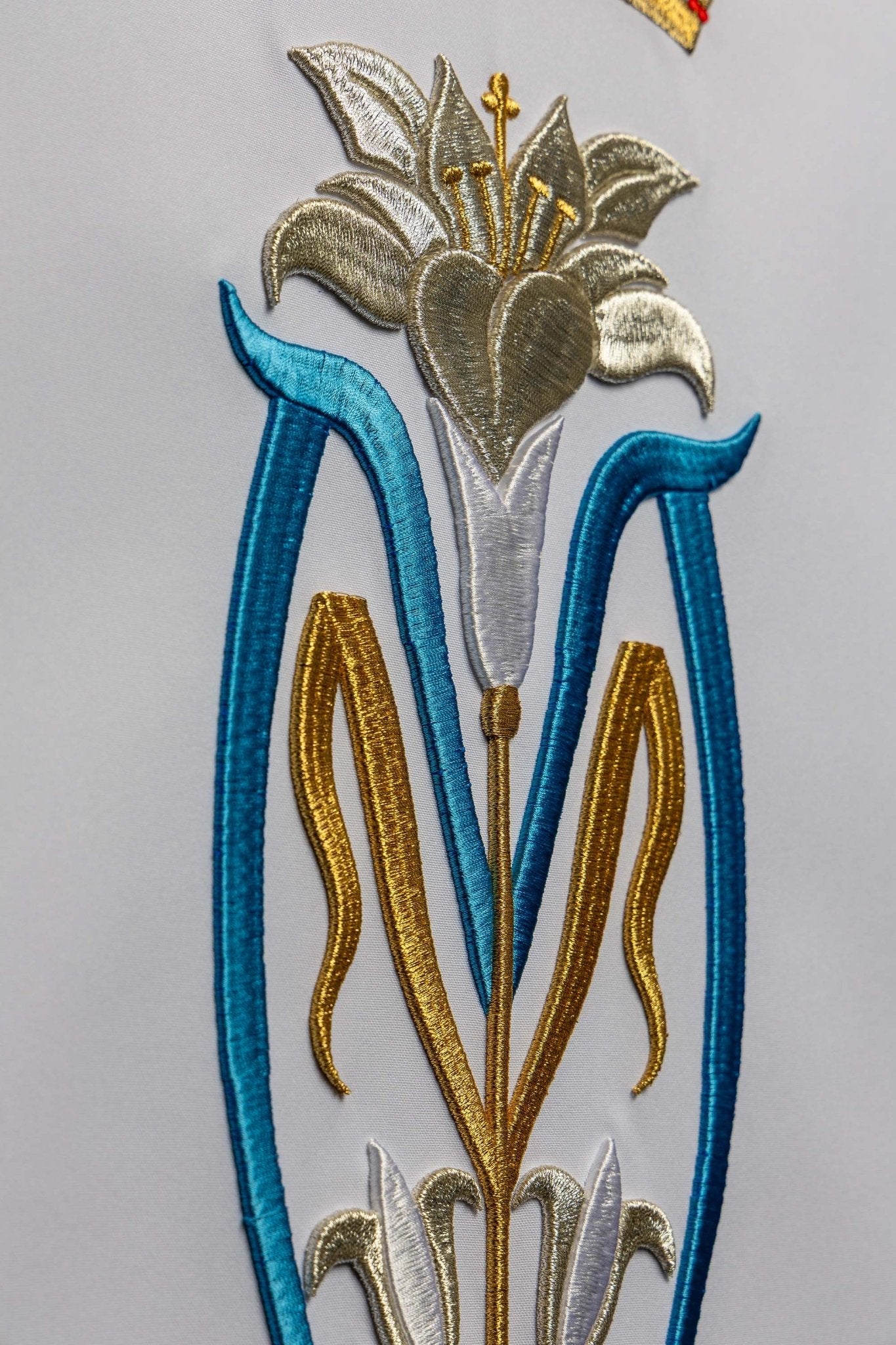 White lectern cover embroidered with a white Marian motif KMO/022/04/01 BIAŁY 55*250 - CHASUBLES.COM