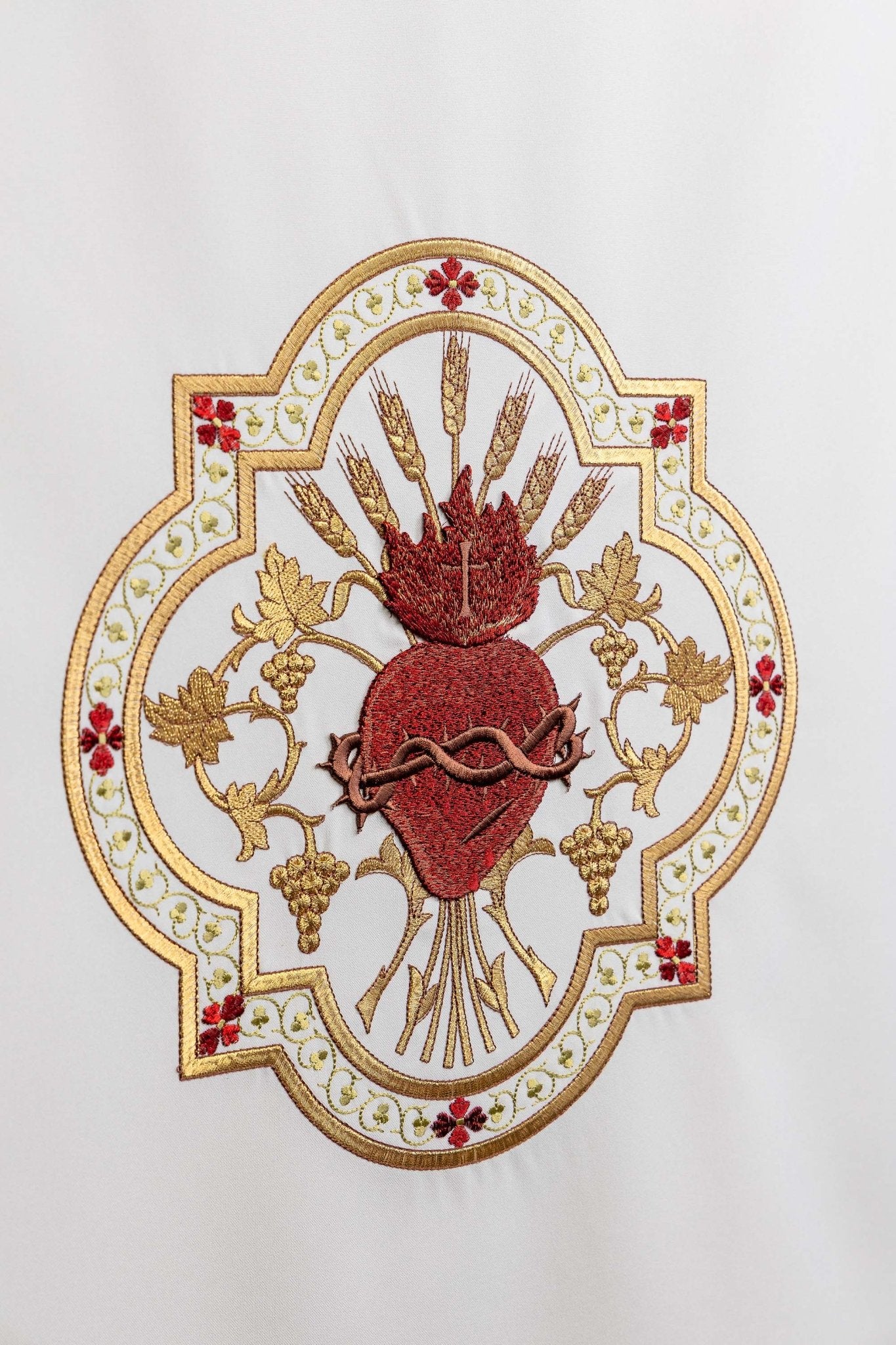 White lectern cover embroidered with a white Sacred Heart motif KMO/005/05/01 ECRU 55*250 - CHASUBLES.COM