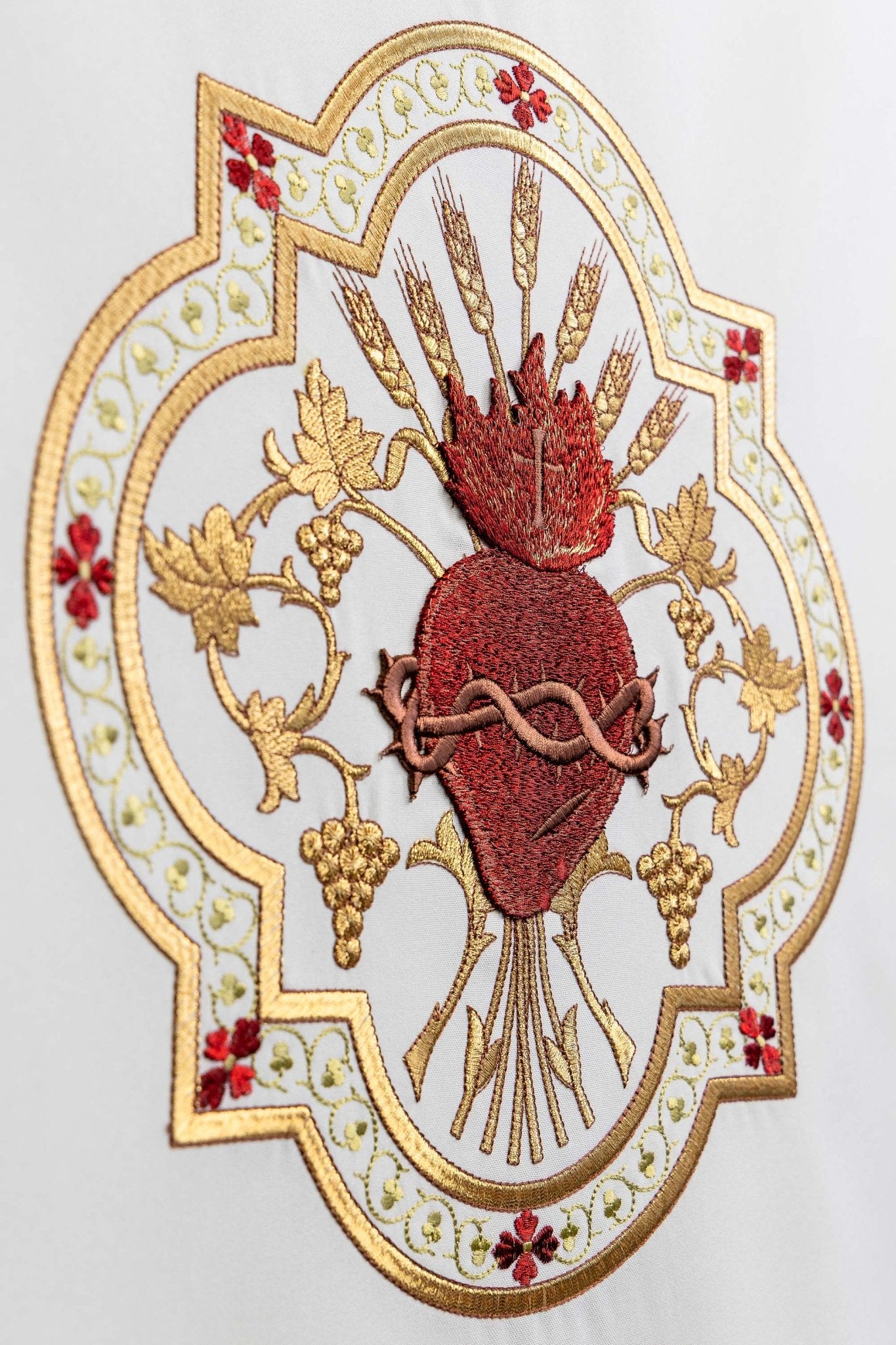White lectern cover embroidered with a white Sacred Heart motif KMO/005/05/01 ECRU 55*250 - CHASUBLES.COM