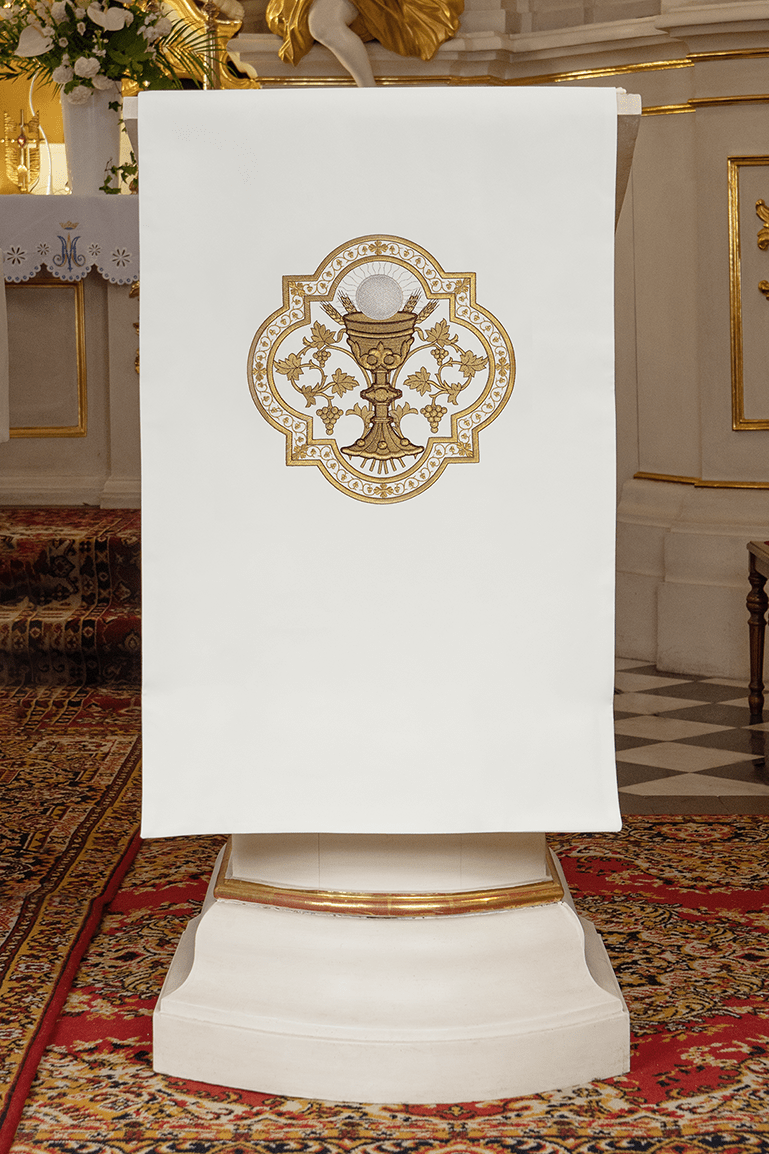 White lectern cover embroidered with the Eucharist motif in ecru KMO/033/05/01 55*250 - HAFTINAUSA.COM